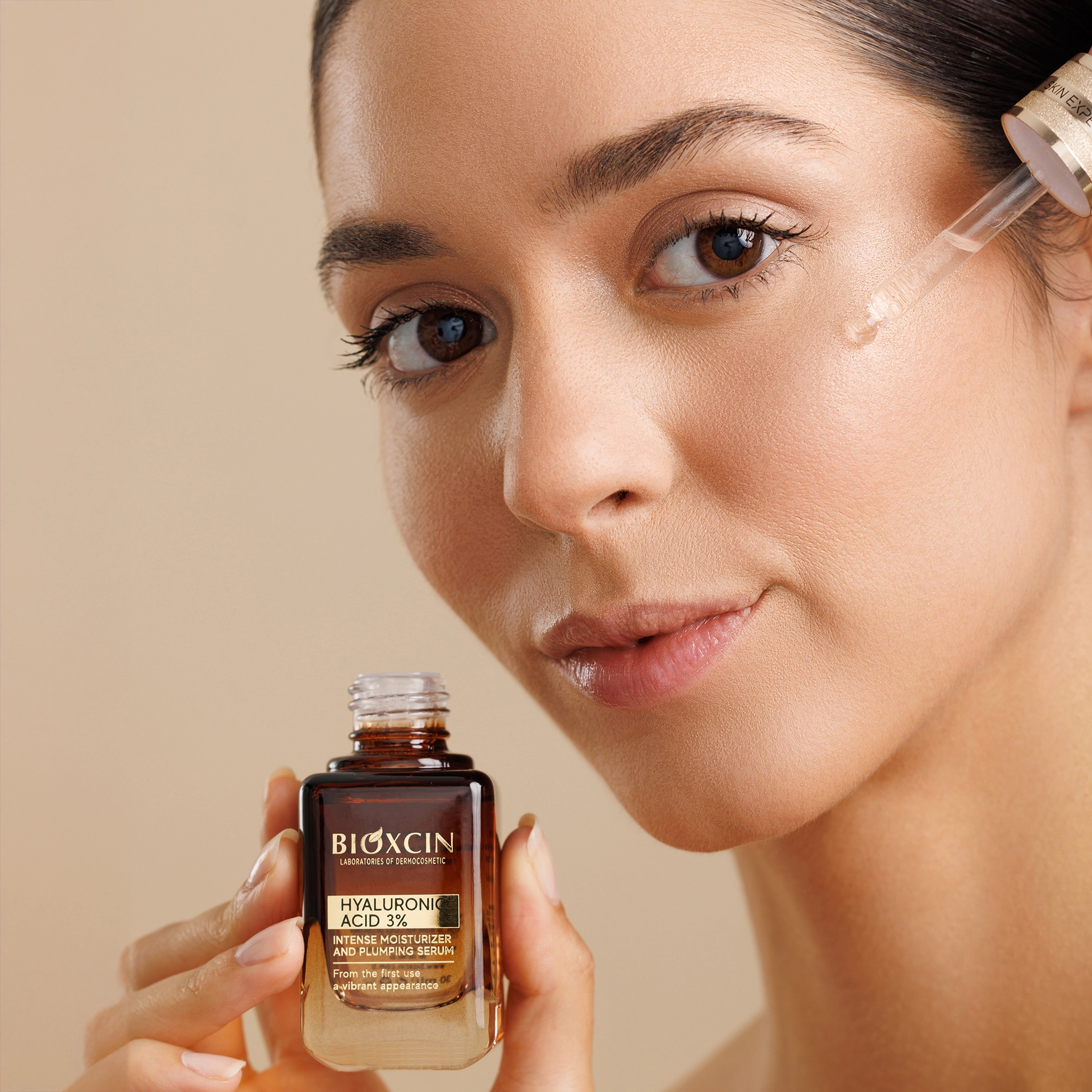 سرم آبرسان بیوکسین Bioxcin حاوی هیالورونیک اسید و پانتنول حجم 30 میل