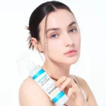 اسپری لایه بردار روشن کننده پا و بدن دکتر ملاکسین Dr.Melaxin مدل Tranexamic Acid و Niacinamide حجم 200 میل